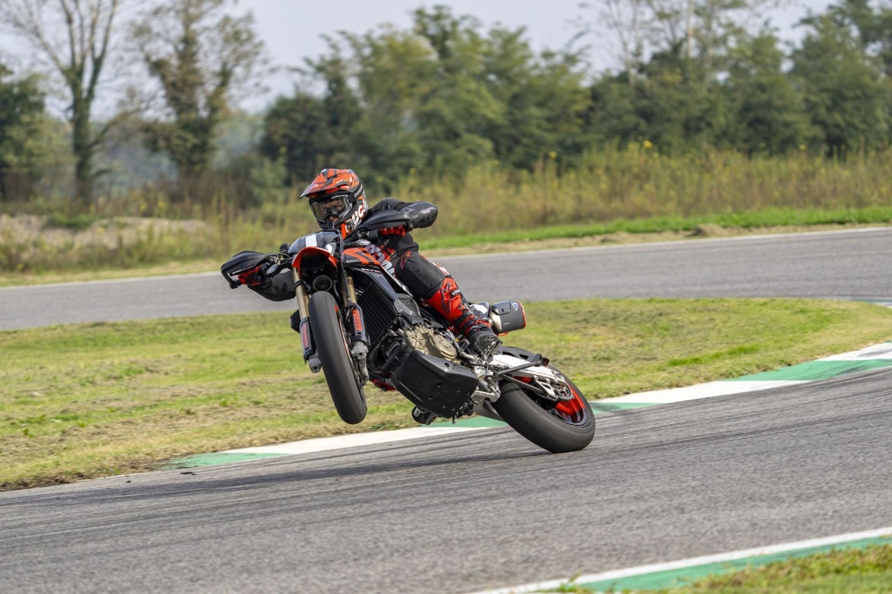 Test a Testa #14 - Ducati Hypermotard 698 RVE VS KTM 690 SMC R